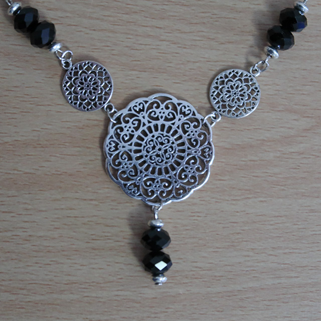 Floral Lace necklace (detailed view)