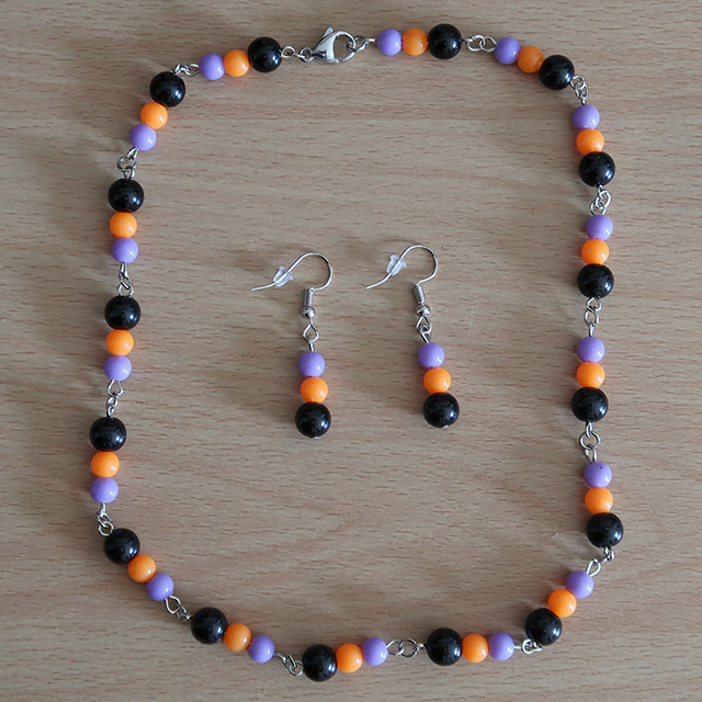 Necklace and earrings (overhead view, variation 1)