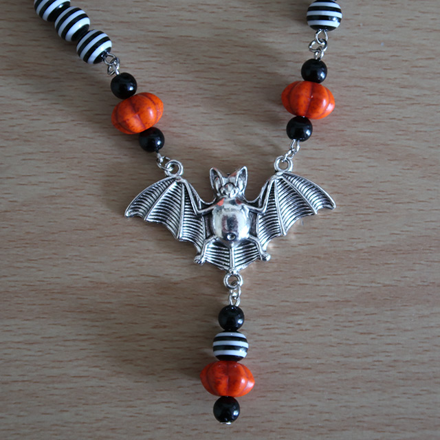 Striped bat necklace (detailed view)