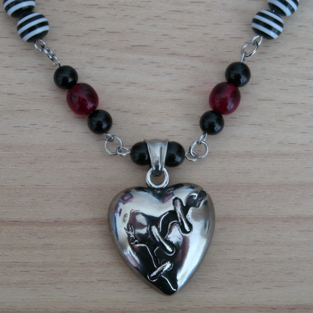 Broken Heart necklace (detailed view)
